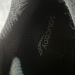 Saucony pre loved tennis shoes✨